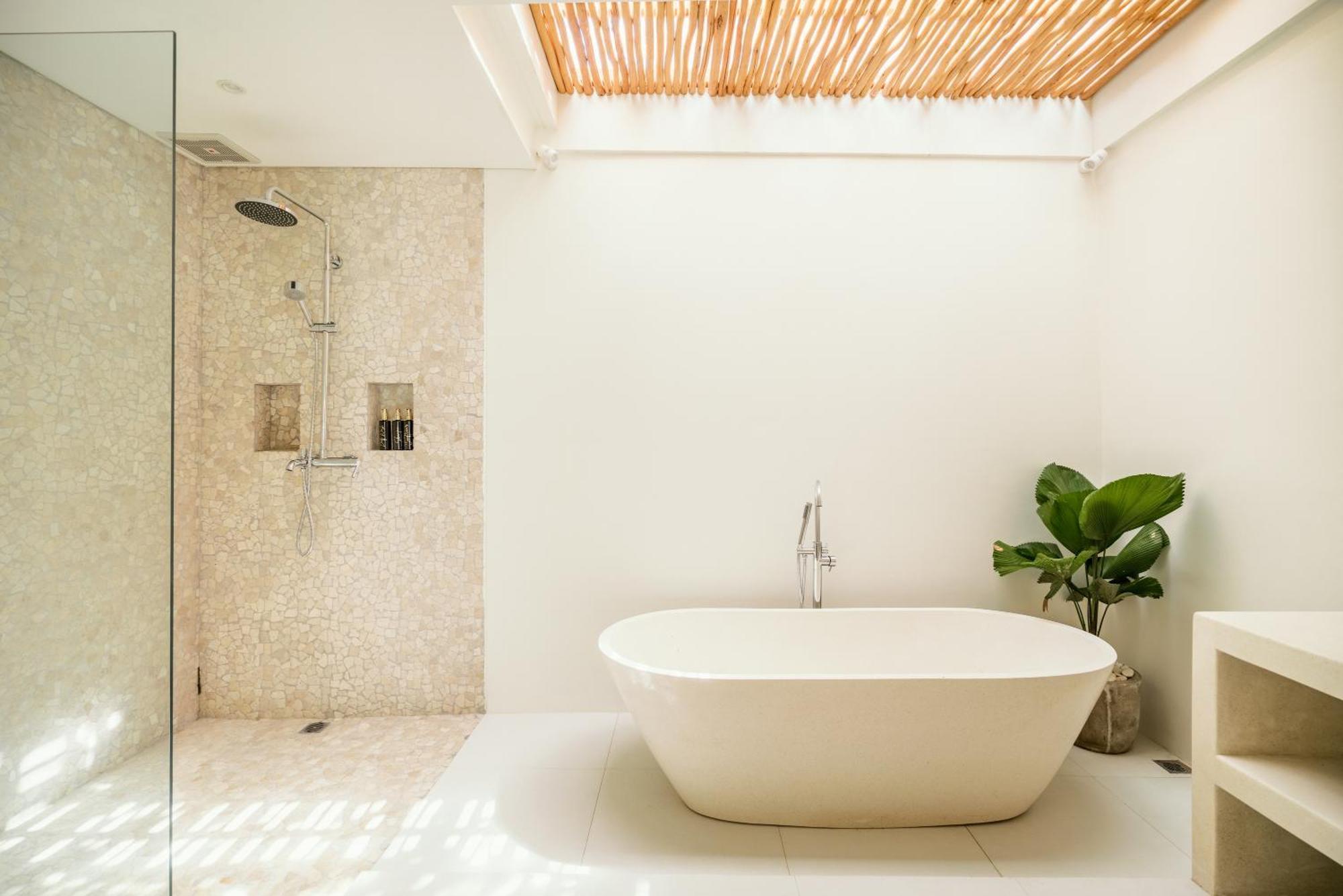 Apartment Stylish Brand New Luxurious ~ 5* Location ~ *